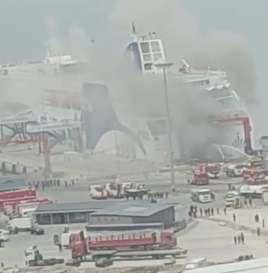 山東威海一輪船發生爆炸起火事故，現場黑煙漫天